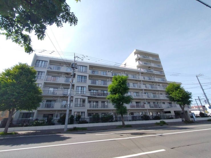 【外観】
《外観写真》
地下鉄東西線【西28丁目】駅 徒歩13分
暮らしに便利な立地のマンションです。