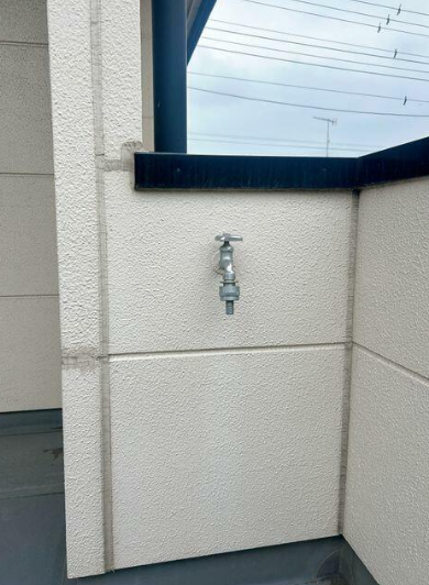 バルコニーに水栓ついてます