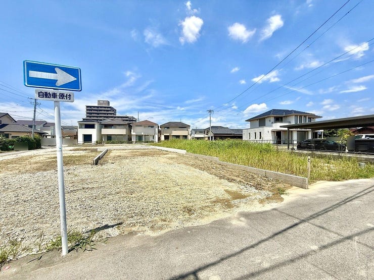 ◇外観写真◇
出来上がるお家は、20帖のLDKとなっています。家族が集まって食事をしたり、くつろいだりするのに十分な広さです。1階にマルチスキップがあるのでお子様を遊ばせたり等、あると助かりますね♪