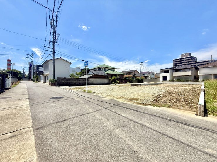 ◇前面道路◇
過ごす時間と共に刻々と表情を変えていく住まい、季節によってさまざまな表情を見せてくれるわが家は、時を重ね思いを紡ぐ場所です。ご家族の一家団欒を心ゆくまでお楽しみください。