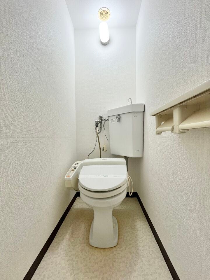 白を基調とした、明るく清潔感あふれる空間のトイレです!温水洗浄便座が備わっており、快適な環境が整っています☆日々の暮らしに欠かせない場所だからこそ、落ち着ける空間に仕上げました!