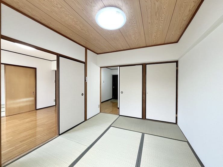 引き戸で仕切られた、使い勝手の良い間取りの和室です!空間を分けることも繋げることもでき、日々の気分に合わせて室内を広く活用できる柔軟性が魅力です☆