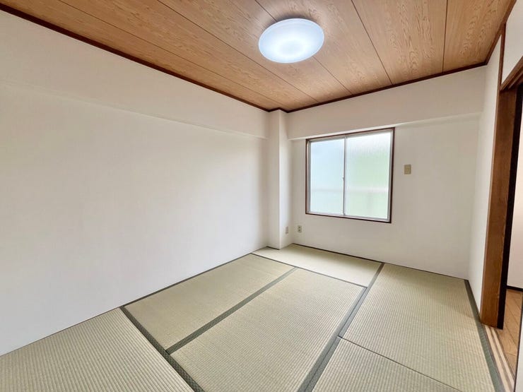 温かみのある木目の天井が特徴的な和室です!畳の香りを感じながら、ゆったりとくつろげる落ち着いた雰囲気の空間ですね♪日差しが入りやすく、穏やかな時間を過ごせます!