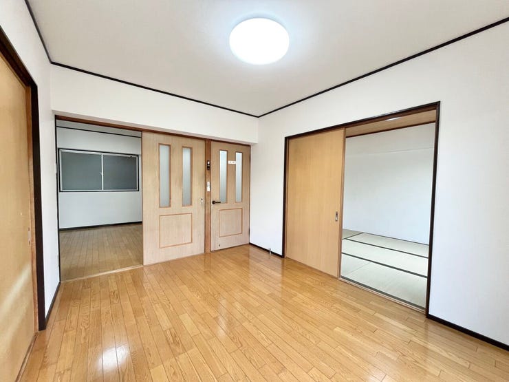 室内を見渡すと、お部屋同士が繋がりを感じる開放的な間取りになっています♪引き戸を開ければ広々とした空間に、閉めれば落ち着いた個室として使えて便利です☆用途に合わせて使い分けられますね!