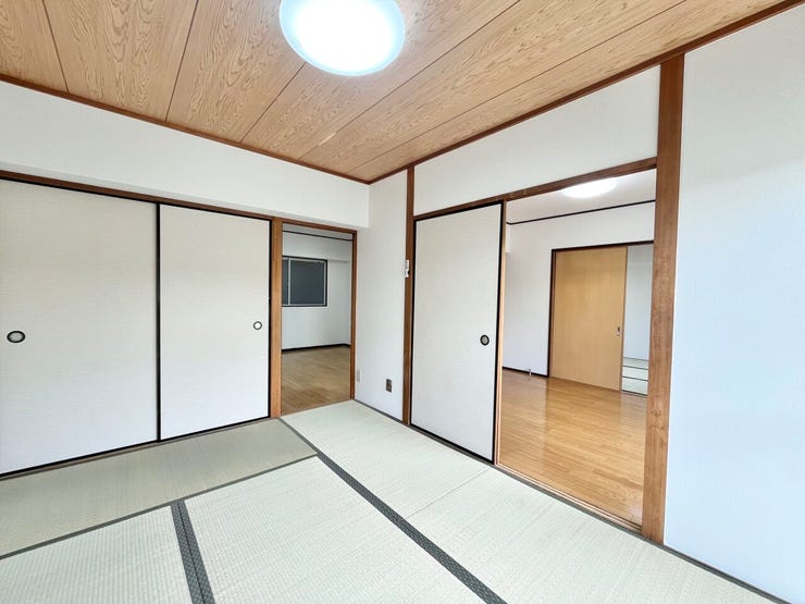 温かみのある木目の天井が心落ち着く和室です!柔らかな光が差し込み、日中は畳の上でゆったりとくつろげます♪日々の疲れを癒やす心地よい空間としてお使いいただけます!