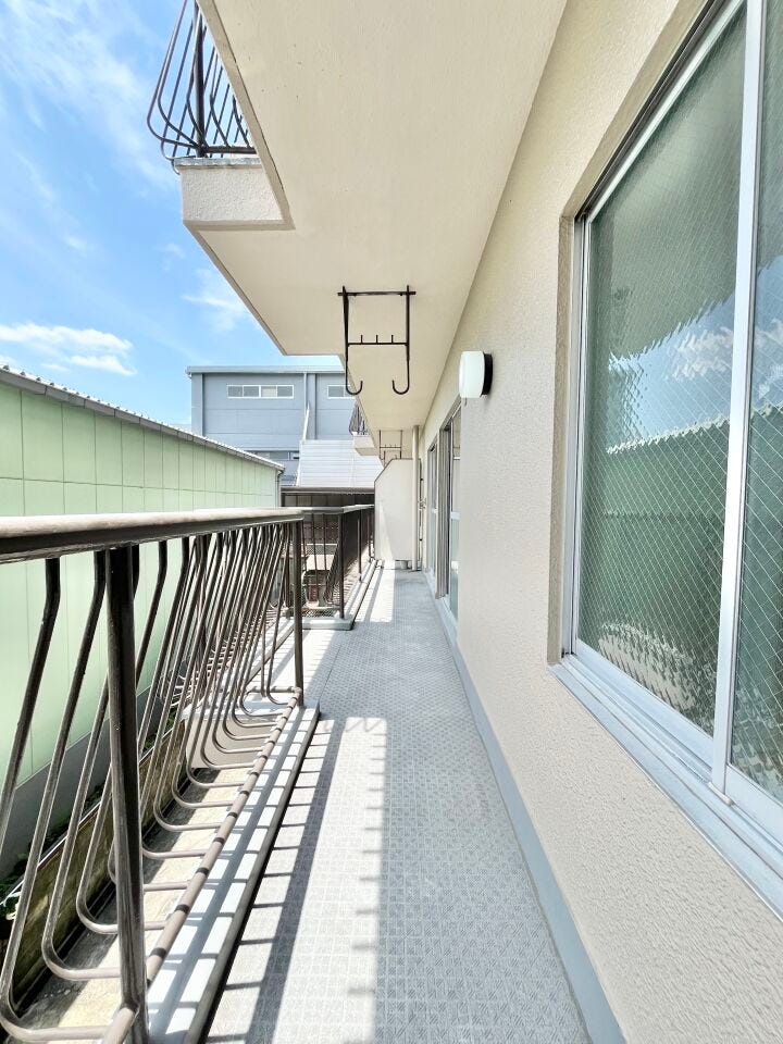 陽当たりが良く、日々の洗濯物がしっかり乾きそうなバルコニーです!外の風を感じながら、ちょっとした気分転換の場所としても重宝しますよ♪周辺環境も落ち着いていて、穏やかな雰囲気です!