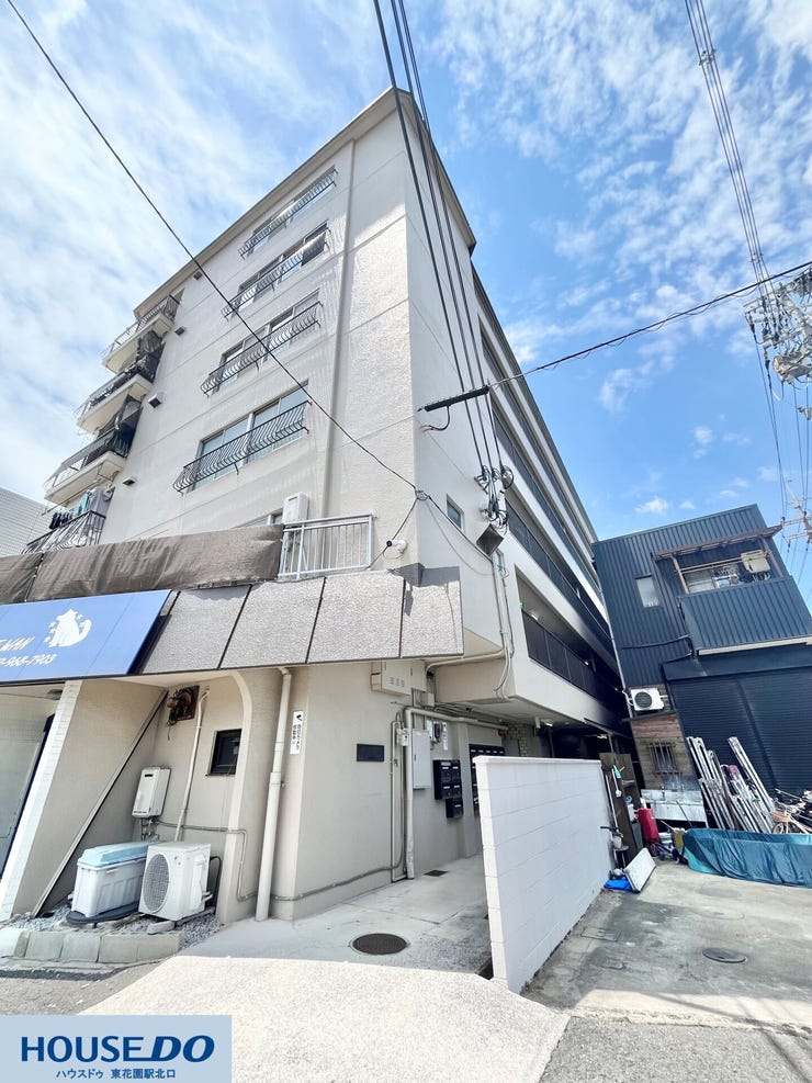 空の青色が映える、すっきりとした外観の建物です!落ち着いた色合いが周辺環境に馴染み、毎日安心して帰ってこられる雰囲気があります☆