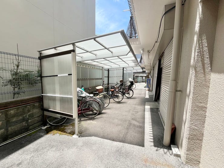 屋根付きで雨の日も安心な、整頓された駐輪スペースです。自転車を大切に保管できる環境が整っています。