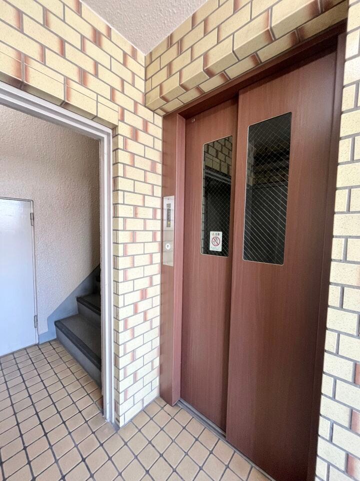 明るく清潔感のあるエレベーター内部です!重い荷物があるときや移動の際に便利で、毎日の生活をサポートしてくれます☆スムーズな移動が叶う設備です!