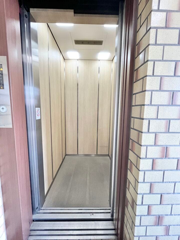 明るく清潔感のあるエレベーター内部です!重い荷物があるときや移動の際に便利で、毎日の生活をサポートしてくれます☆スムーズな移動が叶う設備です!