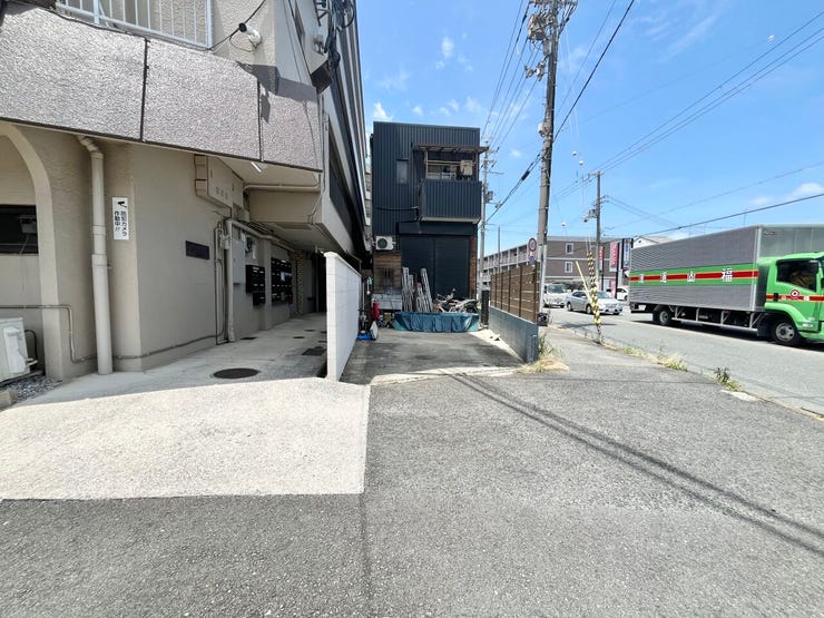 落ち着いた雰囲気の敷地周りです!交通量のある道路に近く、移動のしやすさと周辺環境の利便性を兼ね備えた立地ですね♪毎日のお出かけもスムーズに行えます!