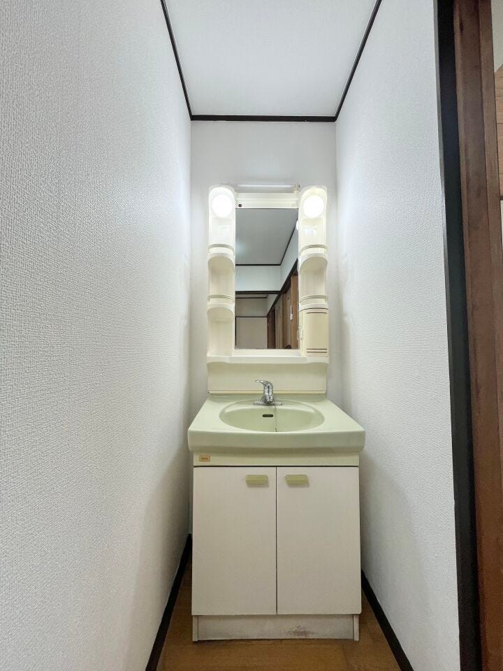 シンプルで扱いやすいシンク周りです!朝の忙しい時間にも使い勝手が良く、日頃の掃除がしやすい設計も魅力のひとつですね☆清潔に保ちやすく、毎日心地よくお使いいただけます!