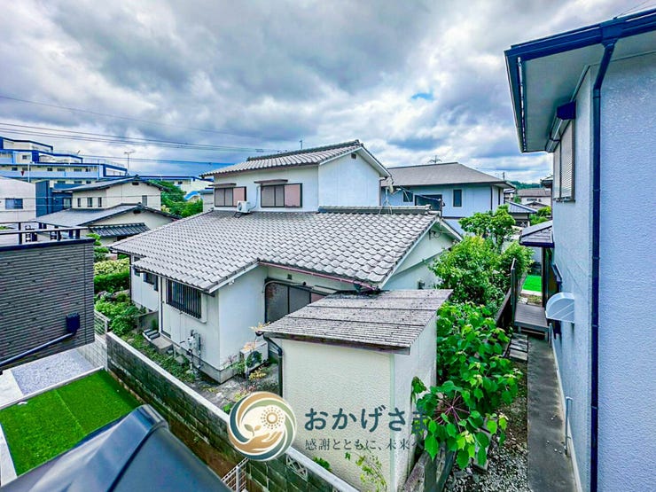 【周辺環境】
バルコニーから見渡す、緑豊かで落ち着いた街並み。周囲の穏やかな住環境を実感できるロケーション。