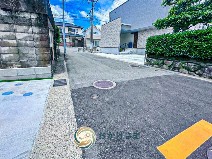 【周辺環境】
前面道路が広く見通しが良いため、お車の出し入れや日々の駐車もスムーズに行えて安心な住環境です。