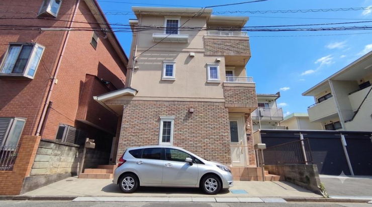 【外観】
落ち着いた住宅街に佇む3階建て邸宅。駐車スペース付きで、ご家族の暮らしを快適に支えます。