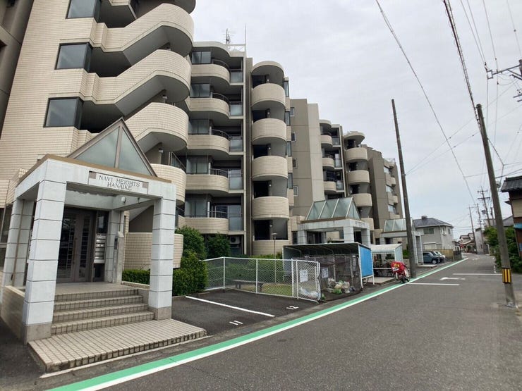 【交通量が少なく安心の前面道路】
1車線道路のため車の往来が比較的穏やかで、小さなお子様やご高齢の方も安心して通行しやすい環境です。
静かな街並みで、ゆったりとした暮らしを楽しめます。