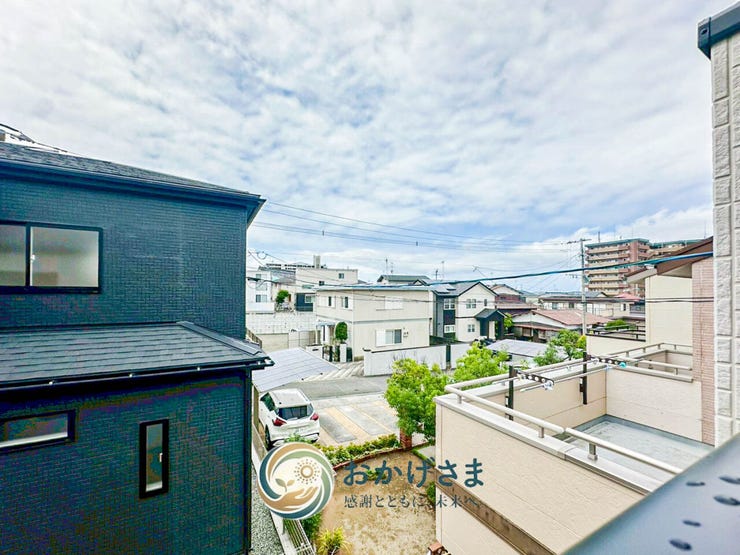 【周辺環境】
バルコニーから見渡す、青空が広がる穏やかな街並み。陽当たりや風通しの良さを実感できるロケーション。