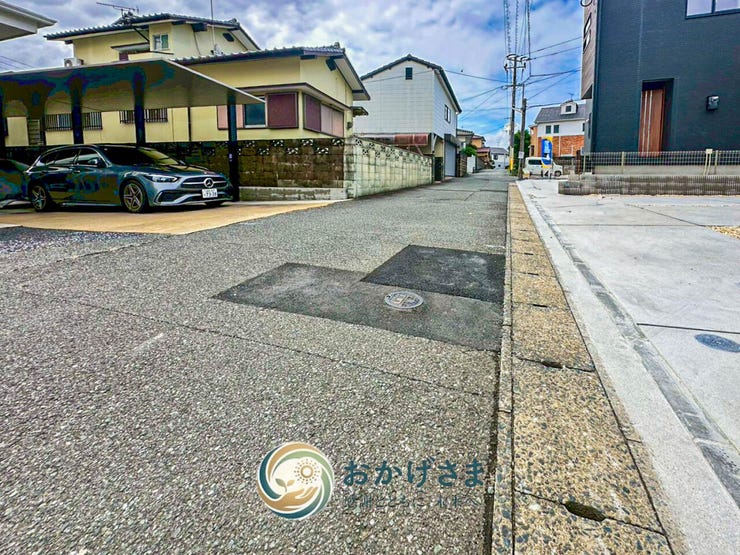 【周辺環境】
前面道路が広く、見通しも良いため、お車の運転が苦手な方でもスムーズに出し入れができる安心の住環境。