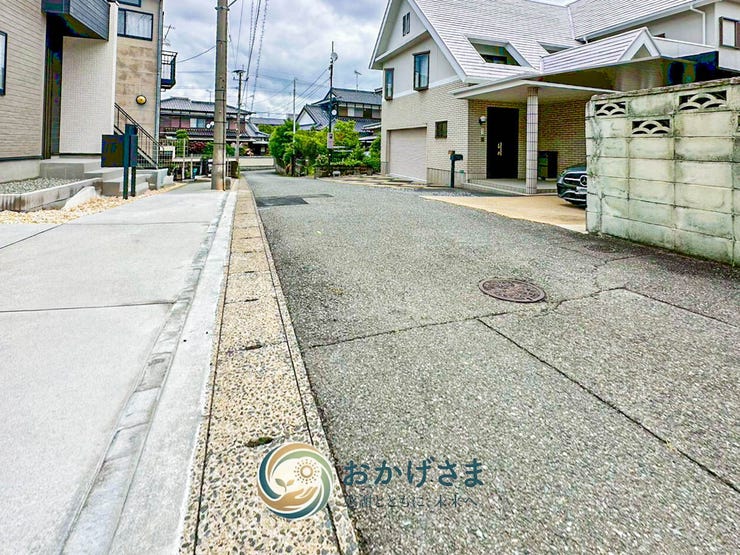 【周辺環境】
青空が心地よく広がり、整然とした美しい街並みが続く、穏やかで暮らしやすい閑静な住宅街です。