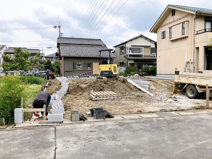 【南向きの土地】
南向きの土地は陽当たりが良く一日を通して明るく暖かな光が差し込みます!
家族が集まるリビングも明るく過ごしやすく、日中は電気をつけずとも明るいこともあり電気代の節約にもなります♪