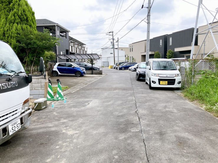 【前面道路】
大型車の通行が少なく、静かで落ち着いた環境が魅力です♪
小さなお子さんがいるご家庭でも安心して暮らせます!
車がスピードを出しにくく、交通事故のリスクも低減される安全な住環境です!