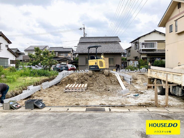 【外観】
【小牧市久保本町 1号棟】
構造の安定・劣化の軽減・維持管理更新への配慮・空気環境の4分野で住宅性能表示制度の最高等級を取得!
並列2台分の駐車場も完備!
好価格だけでなく品質にも拘っています!