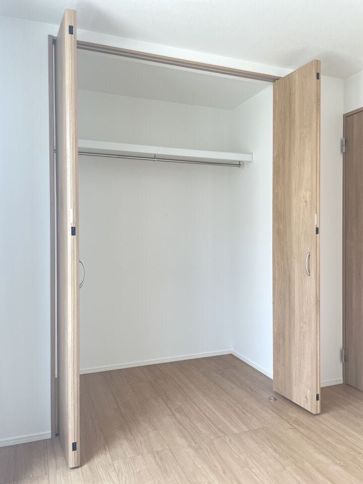◇収納◇
大容量のクローゼット完備。お洋服もたくさん収納できて、お部屋がスッキリします。ハンガーパイプが設置されており外套や大切なお洋服は傷まないよう、そのままかけて収納できます。