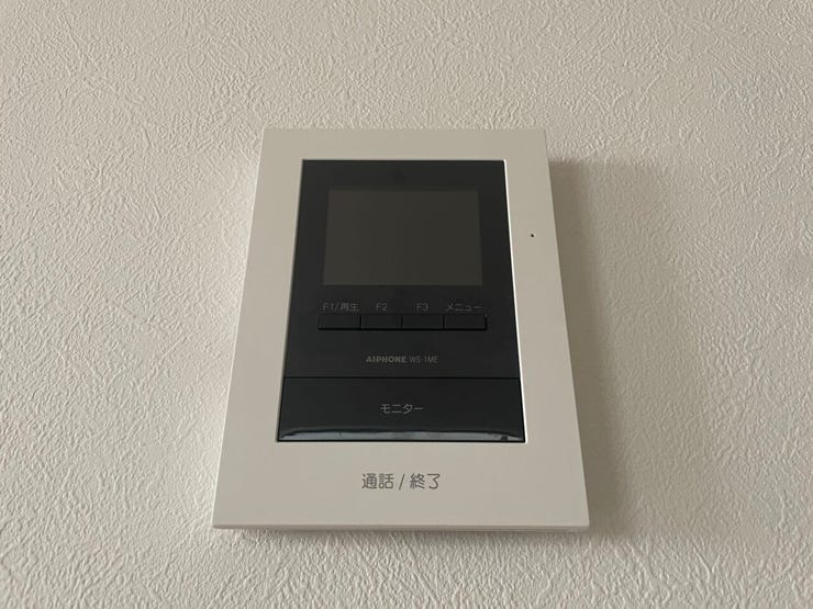 ◇TVモニター付インターホン◇
TVモニターで訪問者を確認してから会話することができますので、安心して対応していただけます。また姿を見られたくない空き巣や不審者が嫌がるため防犯効果も高まります。