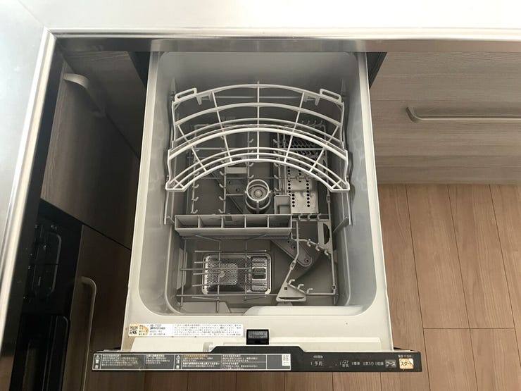 ◇食洗機◇
洗い物に時間を縛られることが無くなり、ご家族との時間も増えますね。加えて手荒れも防げてしかも節水が高い為、需要の高い設備です。