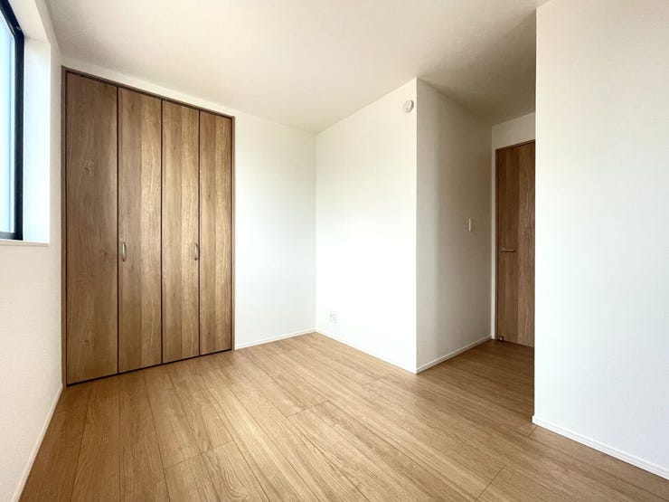 ◇子供部屋◇
南側のお部屋で、明るいです。勉強や読書など落ち着いて作業するのに最適なお部屋です。お子様のお部屋や趣味部屋にいかがですか。収納も大きめなので片付けることができます。