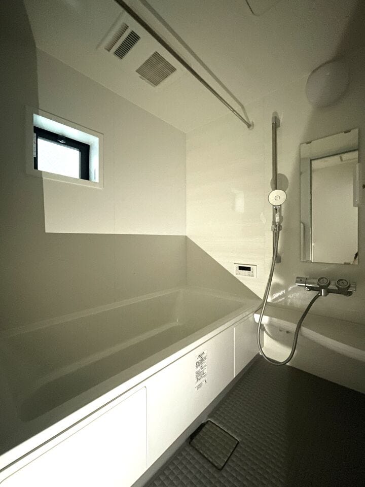 ◇浴室◇
毎日の疲れを癒す場所だからこその、シンプルで落ち着いた空間となっています。浴槽にゆっくりと身を沈め深く瞑想をすれば、また新たな活力が湧いてきます。浴室換気乾燥機付きです。