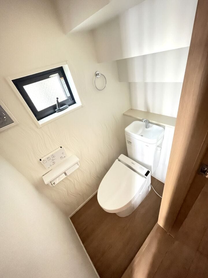◇トイレ◇
窓も付いてるので明るくスッキリとしたトイレです。採光や通風良好です。カバーや、マット、棚などを同じテイストでまとめると、統一感のあるおしゃれな空間になります。