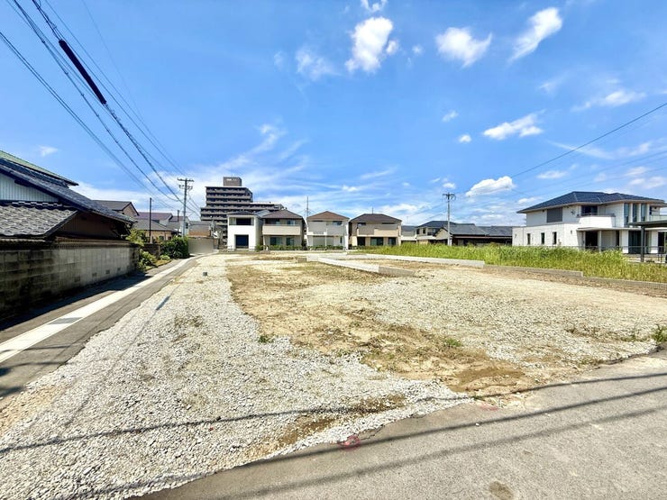 ◇外観写真◇
間口が広めなので、3台止められる駐車スペースがあります。来客時や、将来車を買い足す場合にも安心です。ゆとりある駐車スペースは生活に合わせて柔軟に対応できますね。