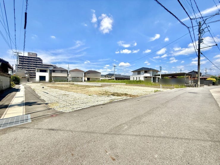 ◇前面道路◇
過ごす時間と共に刻々と表情を変えていく住まい、季節によってさまざまな表情を見せてくれるわが家は、時を重ね思いを紡ぐ場所です。ご家族の一家団欒を心ゆくまでお楽しみください。