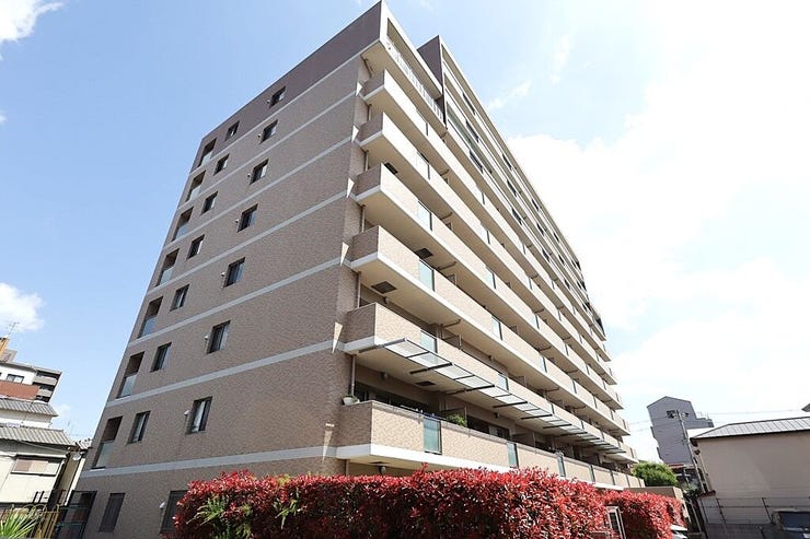 【外観】
南向きバルコニーで毎日のお洗濯も快適!LDKは広々約15.1帖あり、家族が集まる空間に最適です。2026年4月にフローリングやクロスも貼替済みの綺麗な住まい。河内小阪駅徒歩6分の利便性も魅力です。