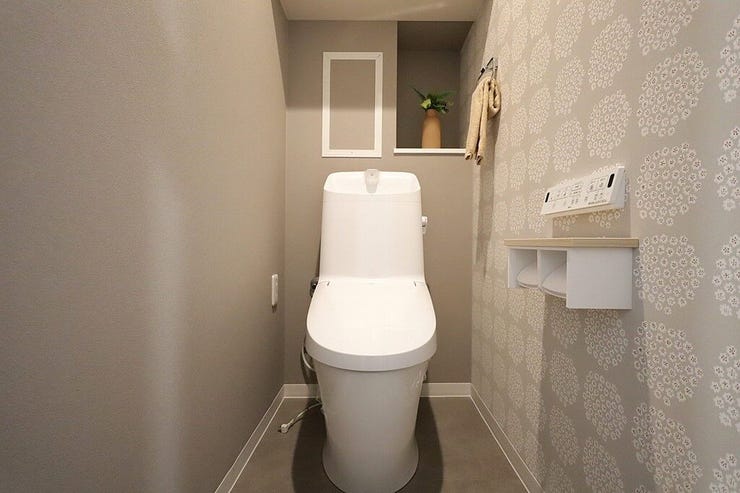 ・トイレ:温水洗浄便座付き♪2連式のトイレットペーパーホルダーを採用しています。