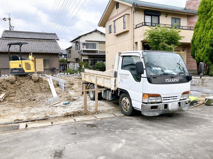【南向きの土地】
南向きの土地は陽当たりが良く一日を通して明るく暖かな光が差し込みます!
家族が集まるリビングも明るく過ごしやすく、日中は電気をつけずとも明るいこともあり電気代の節約にもなります♪