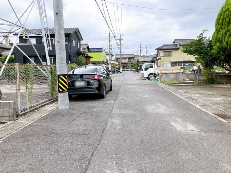 【前面道路】
交通量が少なく静かな環境のため、歩行者や高齢者、お子様にも安心の立地です♪
周辺の騒音も少ないため、落ち着いた雰囲気の中で穏やかな毎日を過ごしたい方にぴったりの住環境です!