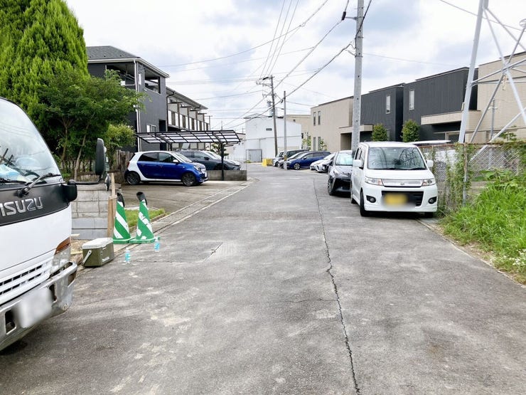 【前面道路】
大型車の通行が少なく、静かで落ち着いた環境が魅力です♪
小さなお子さんがいるご家庭でも安心して暮らせます!
車がスピードを出しにくく、交通事故のリスクも低減される安全な住環境です!