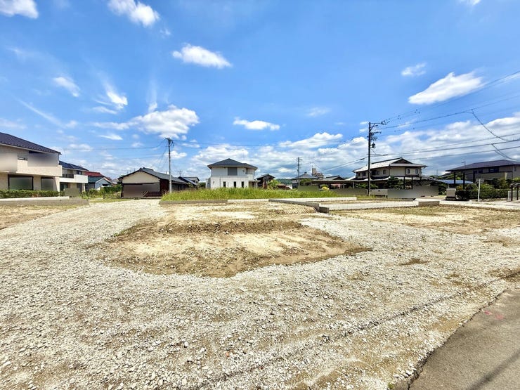 ◇外観写真◇
間口が広めなので、3台止められる駐車スペースがあります。来客時や、将来車を買い足す場合にも安心です。ゆとりある駐車スペースは生活に合わせて柔軟に対応できますね。