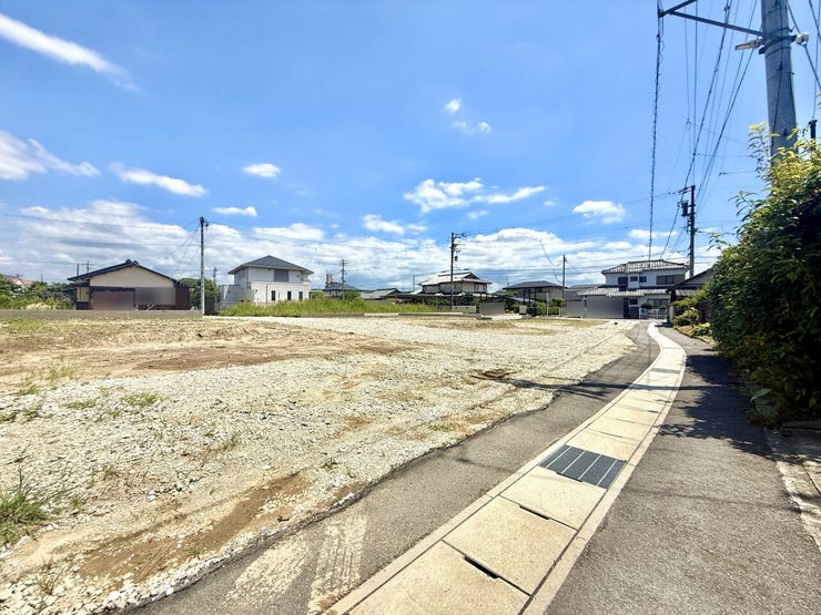 ◇前面道路◇
過ごす時間と共に刻々と表情を変えていく住まい、季節によってさまざまな表情を見せてくれるわが家は、時を重ね思いを紡ぐ場所です。ご家族の一家団欒を心ゆくまでお楽しみください。