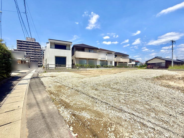 ◇前面道路◇
過ごす時間と共に刻々と表情を変えていく住まい、季節によってさまざまな表情を見せてくれるわが家は、時を重ね思いを紡ぐ場所です。ご家族の一家団欒を心ゆくまでお楽しみください。