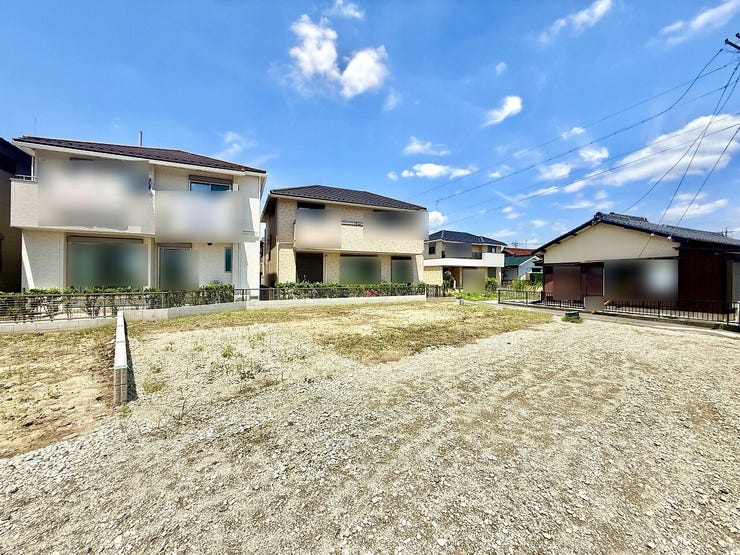 ◇外観写真◇
スーパーやドラッグストア、コンビニ、郵便局など、毎日の生活に必要な施設が徒歩圏内に充実しています。周辺施設が充実しているかどうかも物件選びにおいては大切なポイントですね。