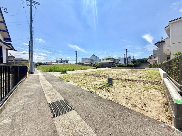 ◇前面道路◇
過ごす時間と共に刻々と表情を変えていく住まい、季節によってさまざまな表情を見せてくれるわが家は、時を重ね思いを紡ぐ場所です。ご家族の一家団欒を心ゆくまでお楽しみください。