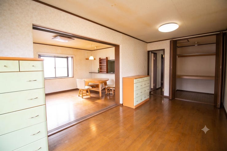 *2階*
広々とした洋室で、家具を置いてもゆったりとお過ごしいただけます。