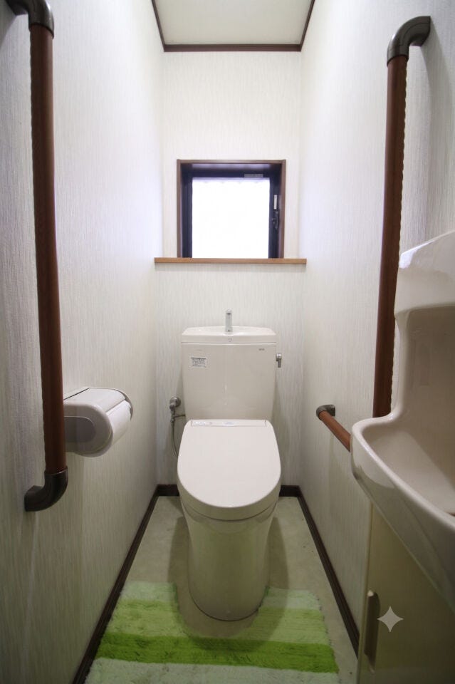 *1階*
手洗い場がついており、トイレ内で手を洗うことができます!洗面所へ手を洗いに行く必要がないため、来客時も安心ですね。