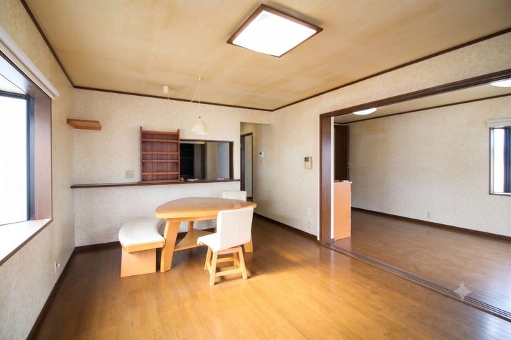 *2階*
南向きのリビングで日当たり良好です。
洋室とつなげて使うことで、より広くお使いいただけます。