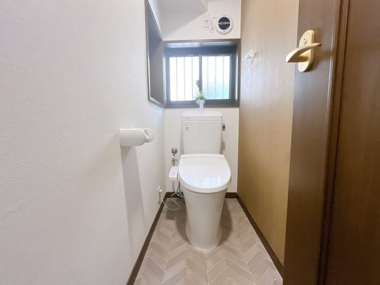 トイレにも窓があり、明るく通風良好です◎
