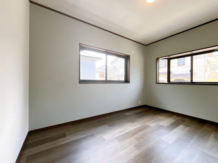 窓から風を感じられる快適なお部屋です。
