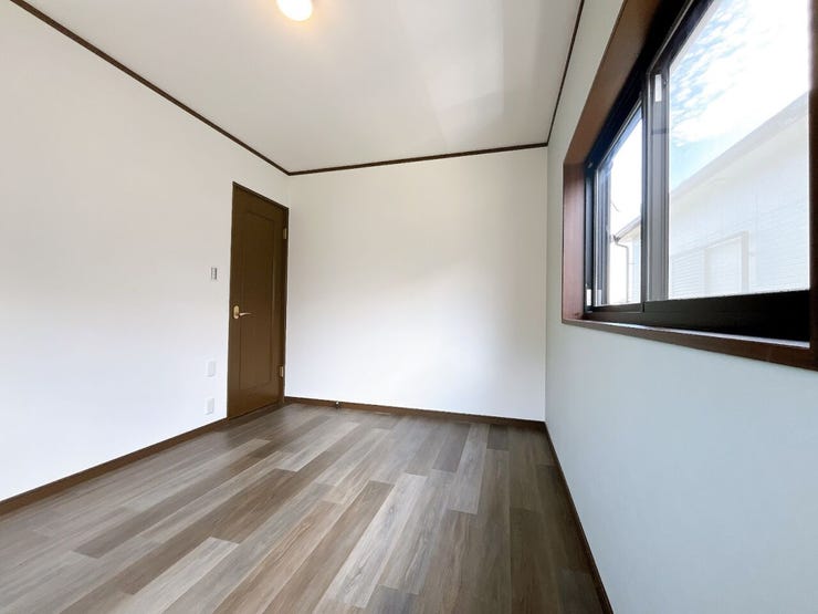 窓から日が差す明るいお部屋です。